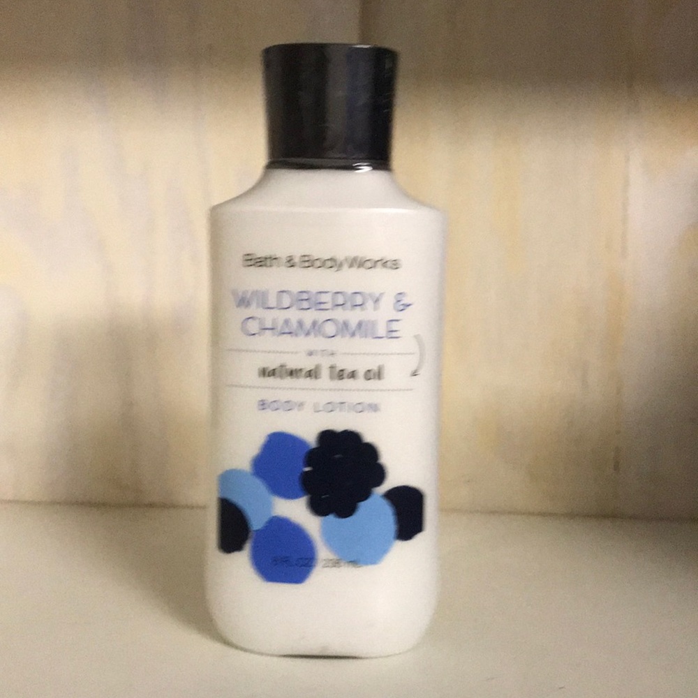 Brand new sealed Wild berry & chamomile tea oil bath and & body works lotion